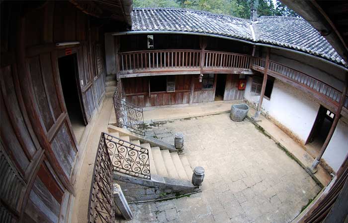 ha giang vuong family palace roof